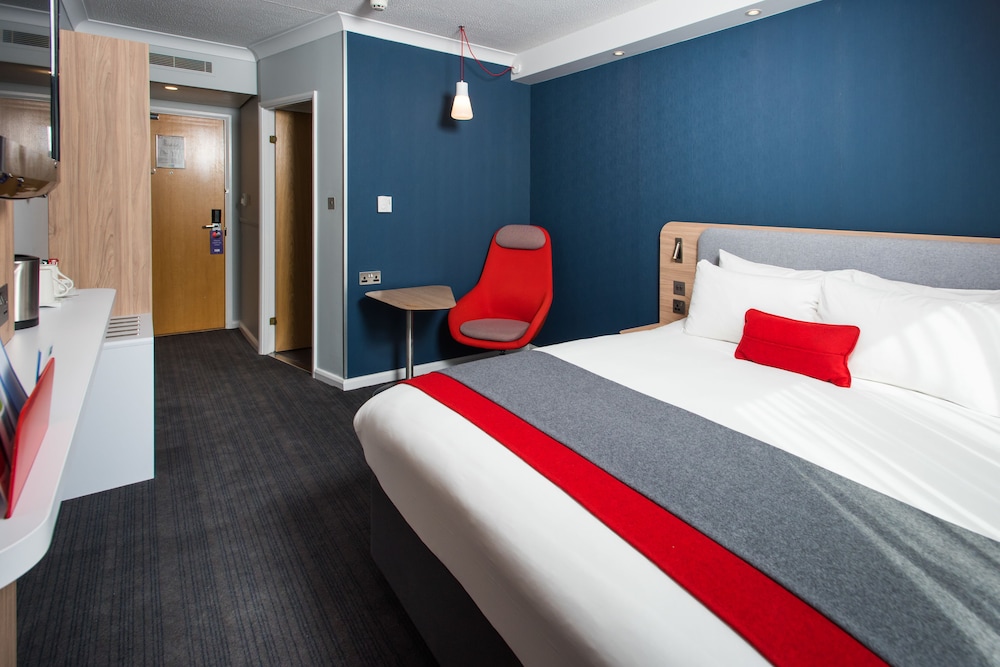 Holiday Inn Express London - Luton Airport 3