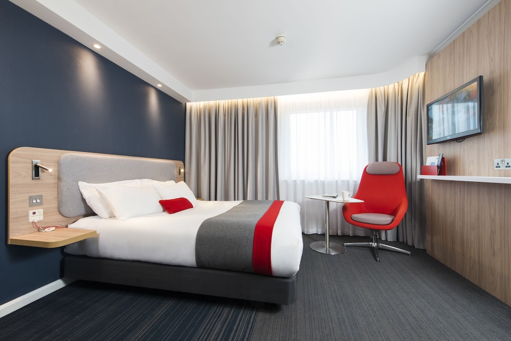 Holiday Inn Express London - Luton Airport 6