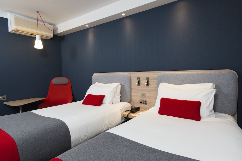 Holiday Inn Express London - Luton Airport 11