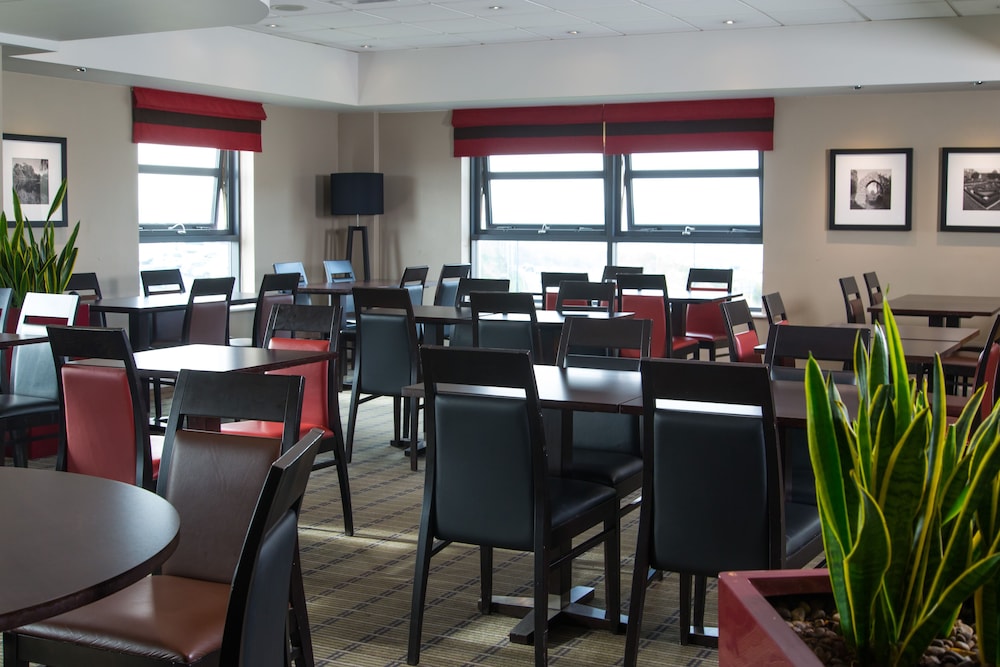 Holiday Inn Express London - Luton Airport 24