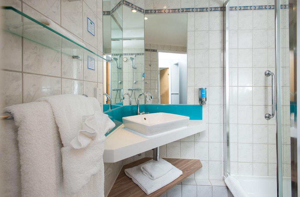 Holiday Inn Express London - Luton Airport 19