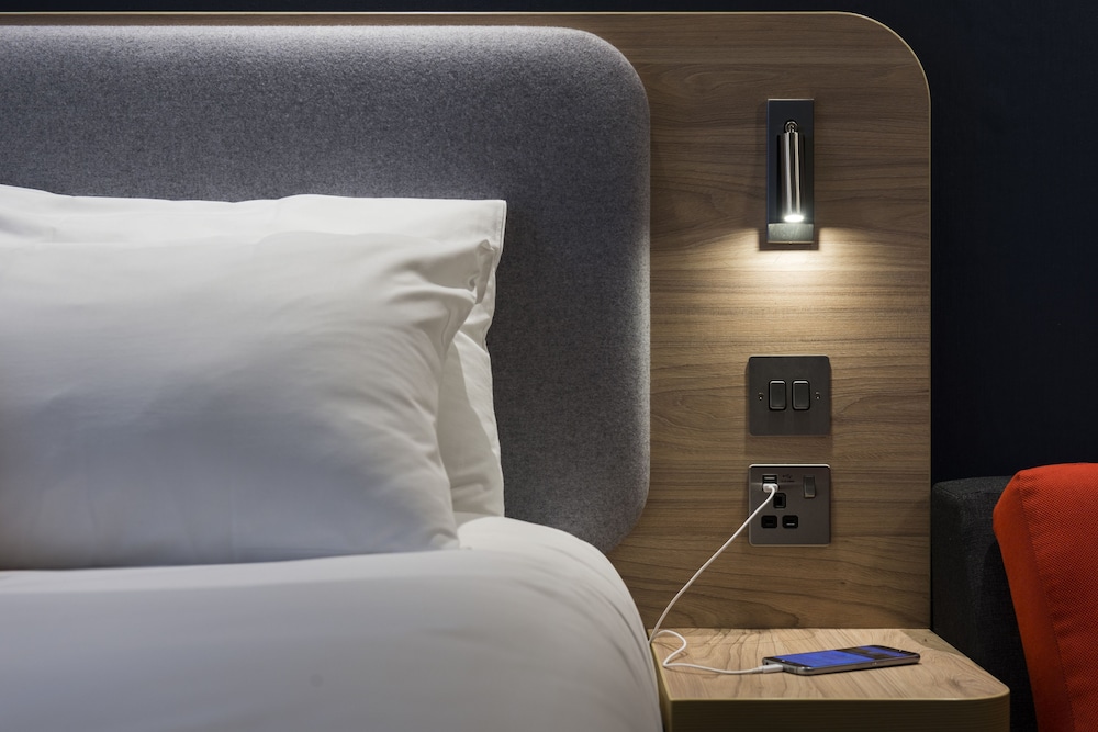 Holiday Inn Express London - Luton Airport 8