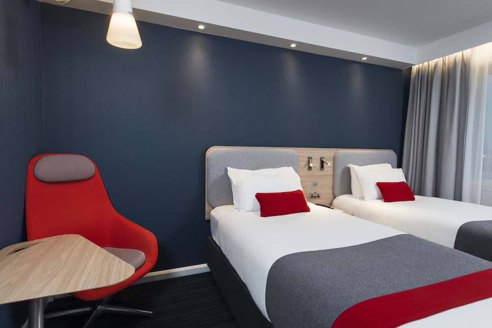 Holiday Inn Express London - Luton Airport 4