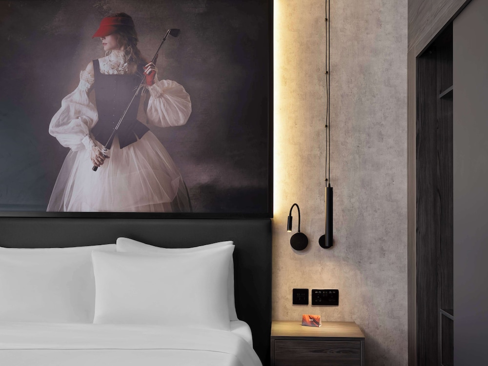 Radisson Red London Gatwick Airport 4