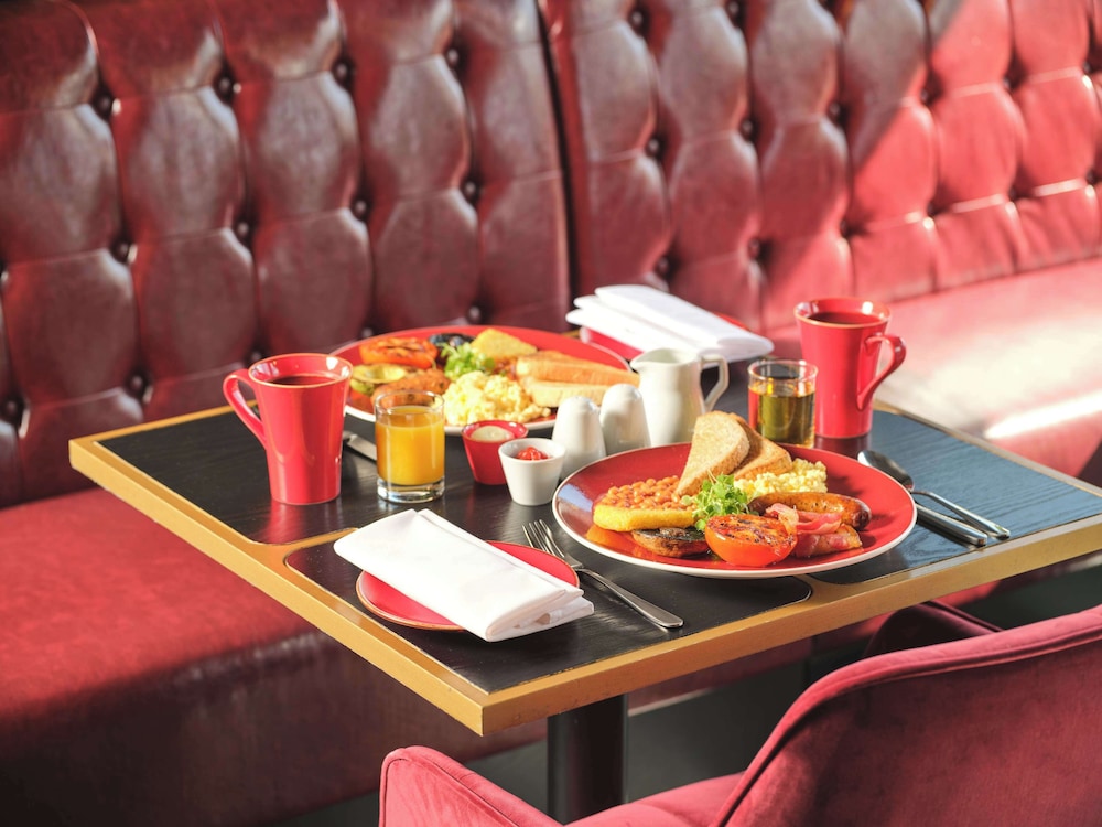 Radisson Red London Gatwick Airport 19