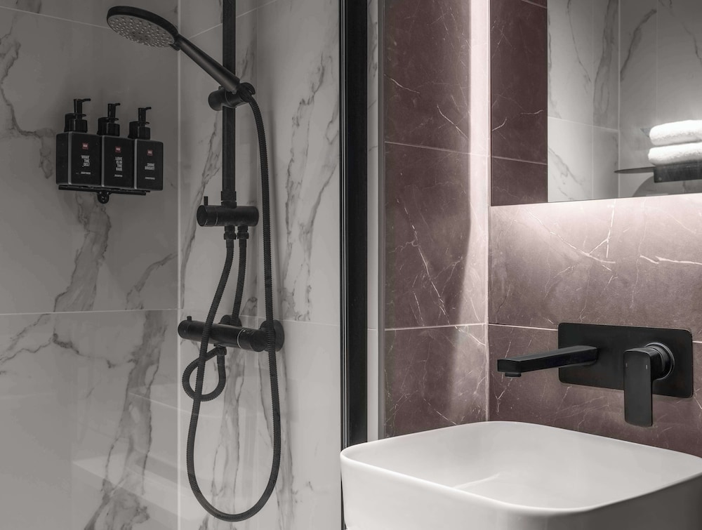 Radisson Red London Gatwick Airport 9