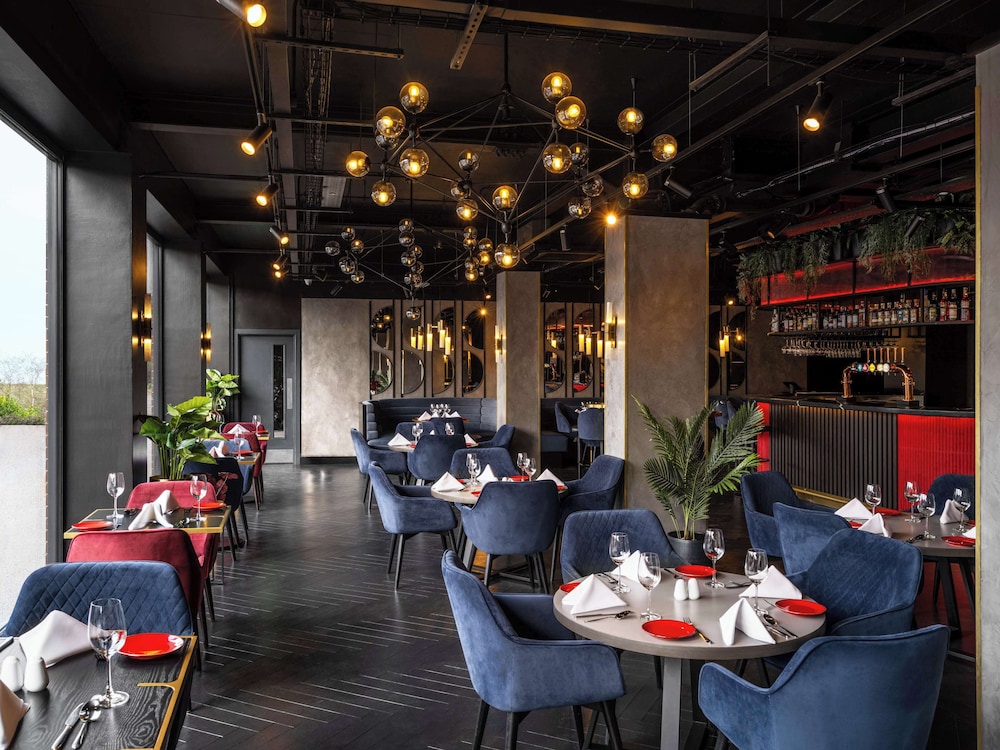 Radisson Red London Gatwick Airport 11