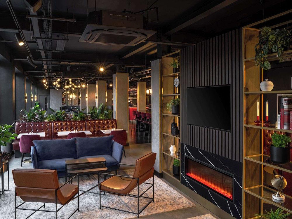 Radisson Red London Gatwick Airport 23