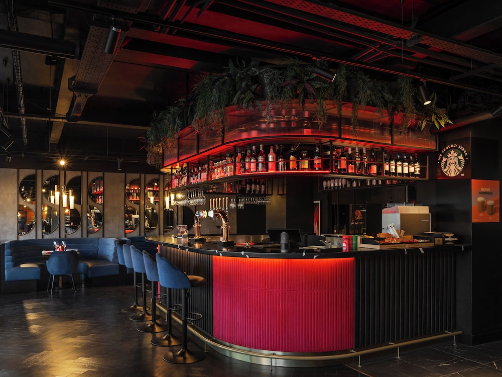 Radisson Red London Gatwick Airport 13