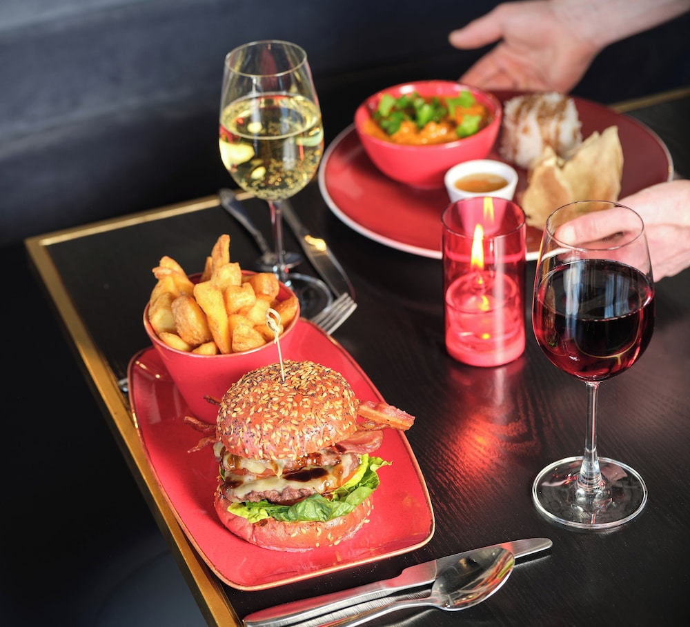 Radisson Red London Gatwick Airport 16