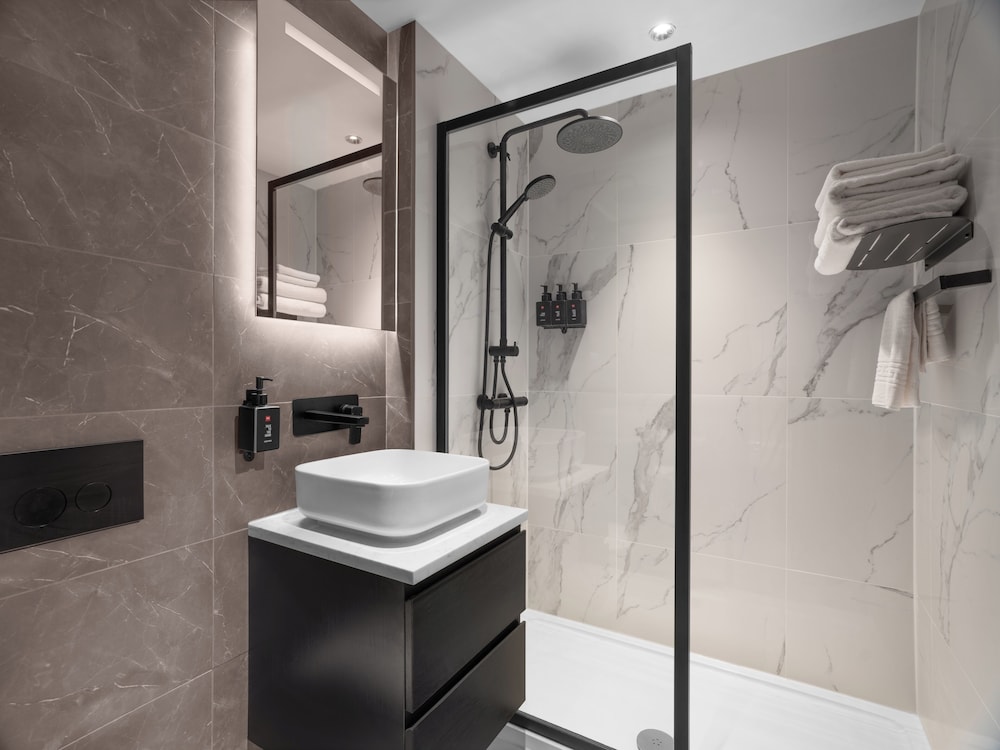 Radisson Red London Gatwick Airport 8