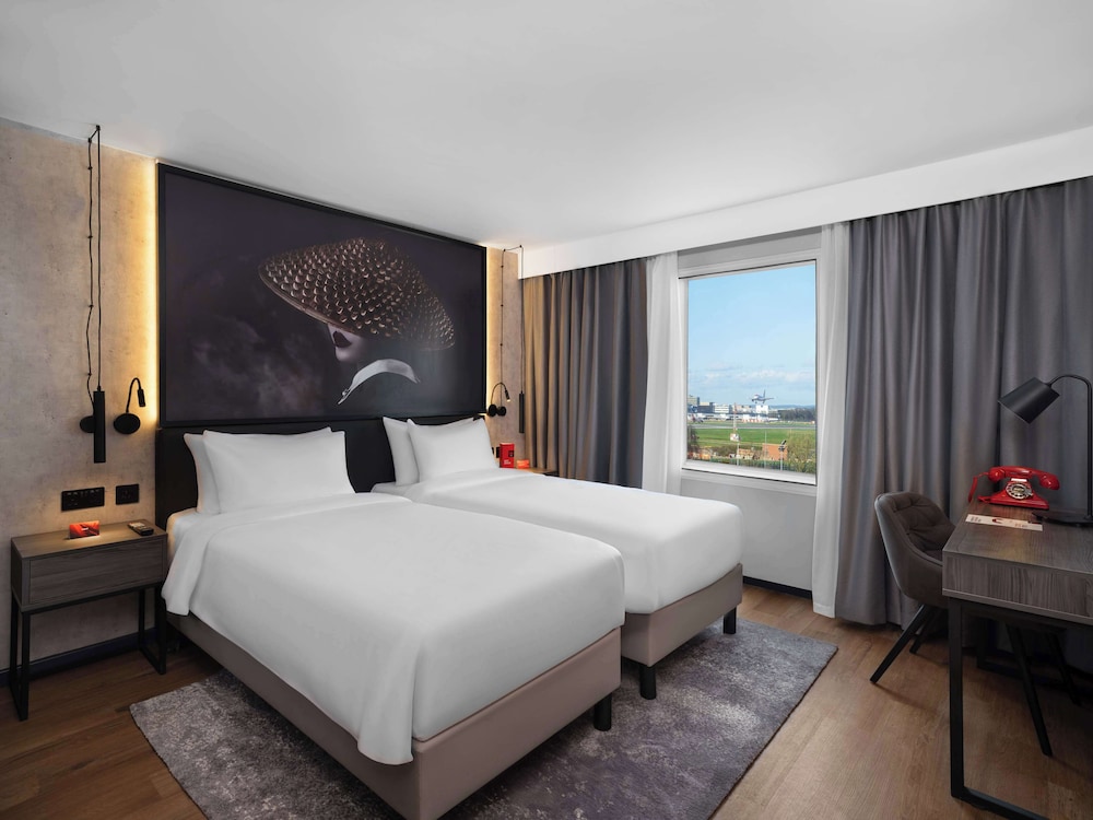 Radisson Red London Gatwick Airport 1
