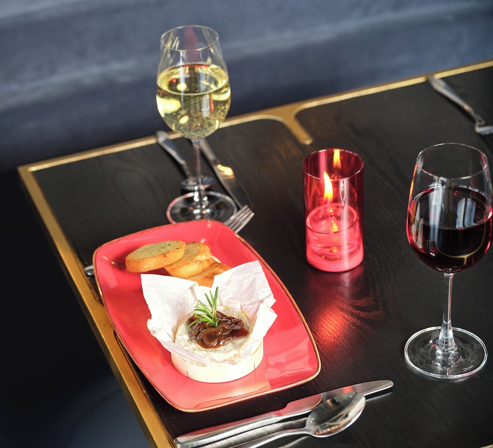 Radisson Red London Gatwick Airport 22