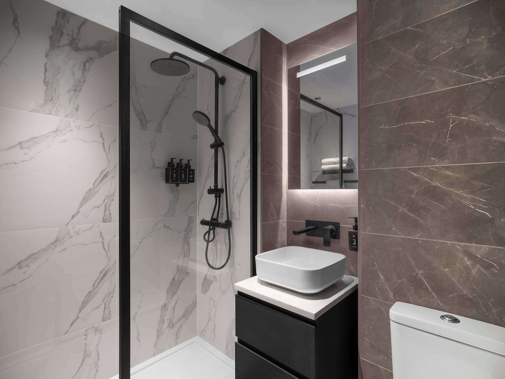 Radisson Red London Gatwick Airport 10