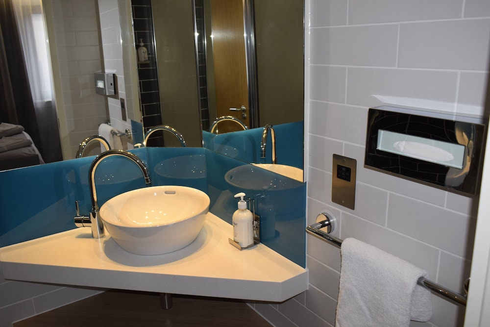 Holiday Inn Express London - Croydon 11