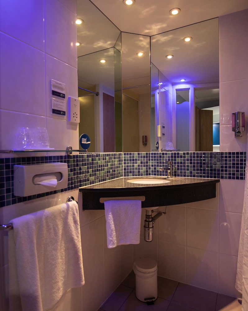 Holiday Inn Express London - Stansted Airport 15