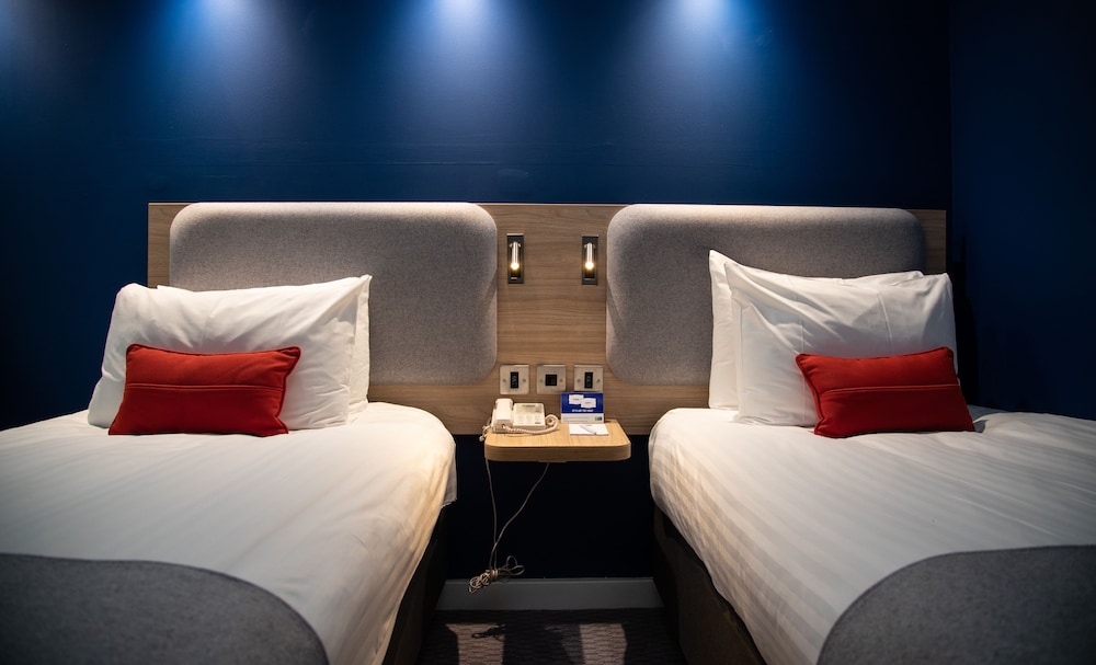 Holiday Inn Express London - Stansted Airport 7