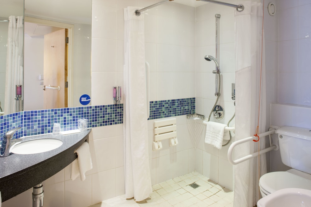 Holiday Inn Express London - Stansted Airport 14