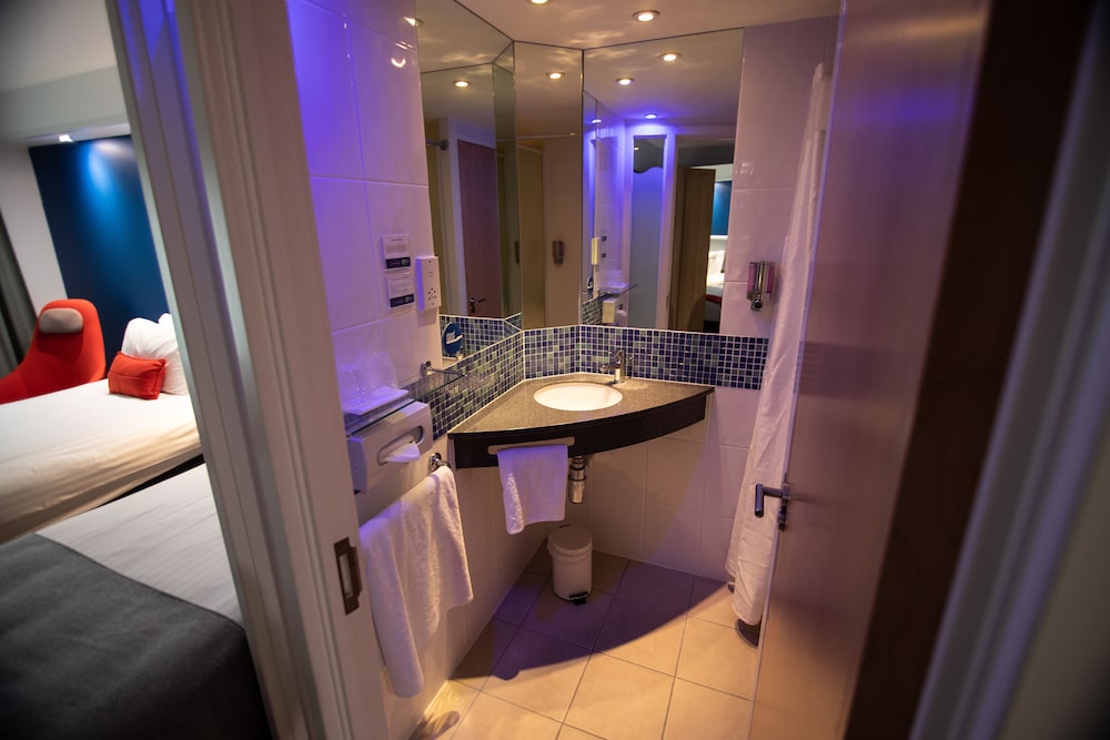 Holiday Inn Express London - Stansted Airport 12