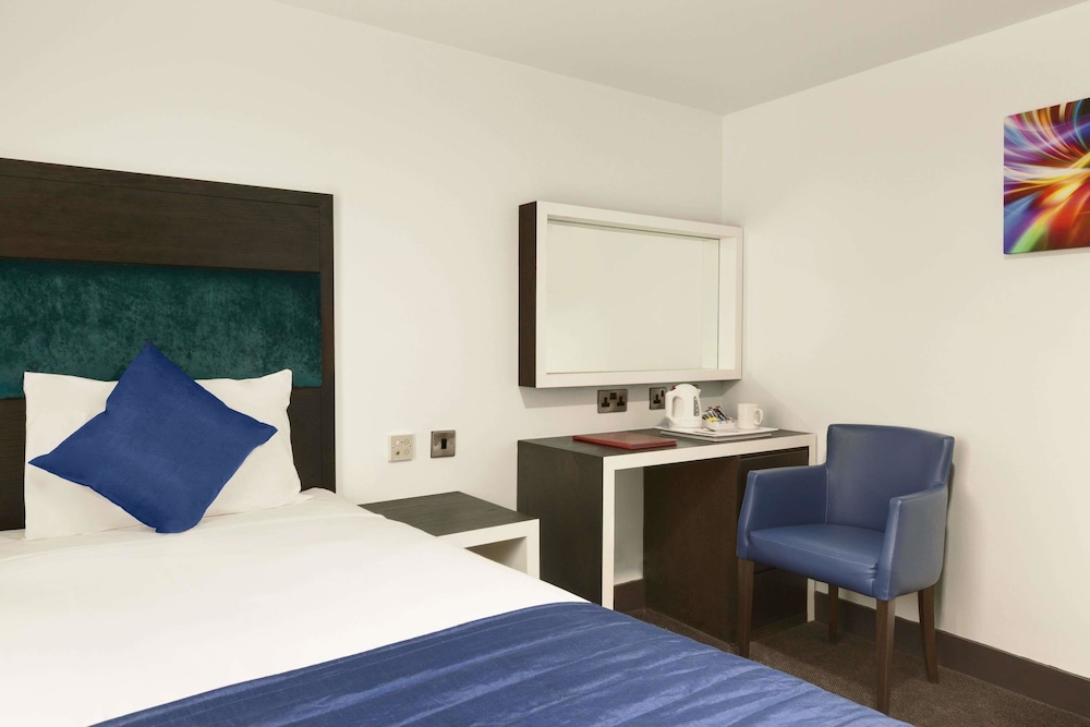 Ramada by Wyndham Oxford 8