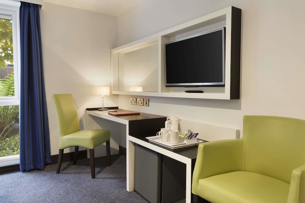 Ramada by Wyndham Oxford 9