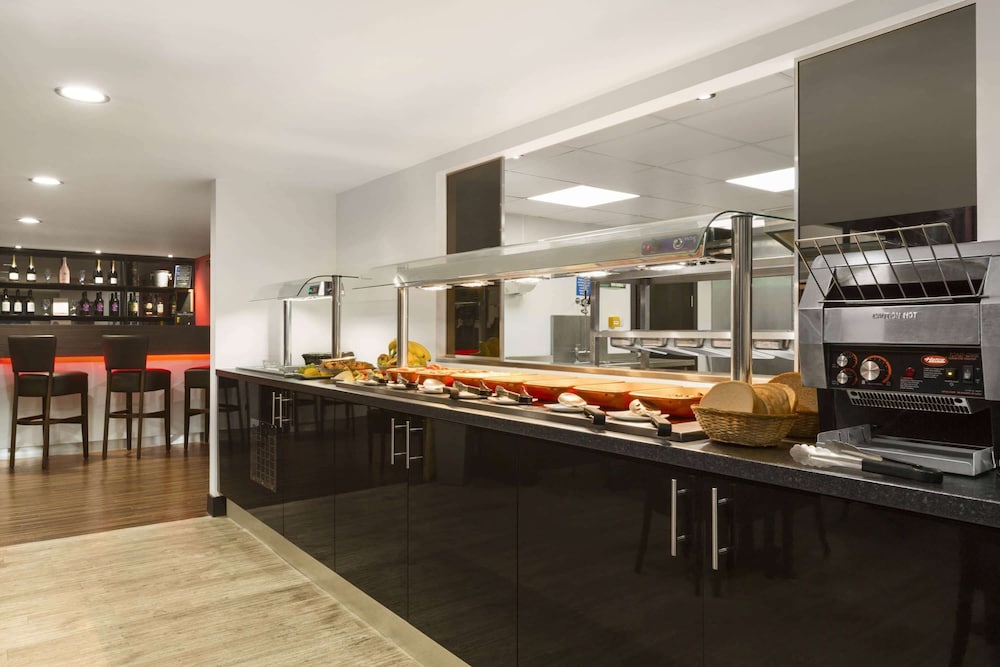 Ramada by Wyndham Oxford 20
