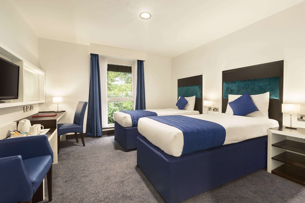 Ramada by Wyndham Oxford 11