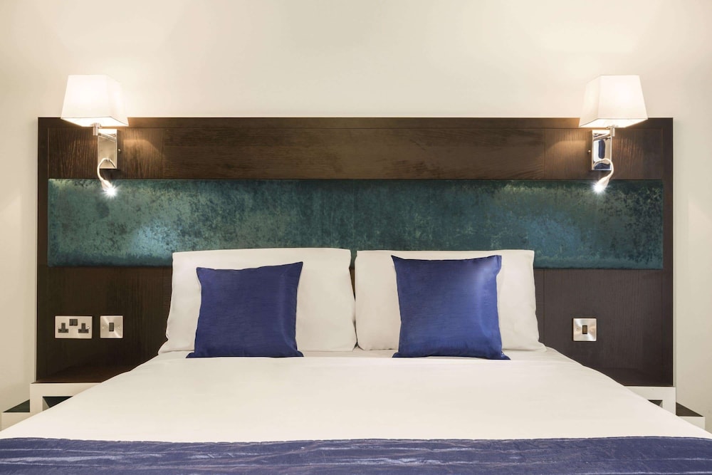 Ramada by Wyndham Oxford 10