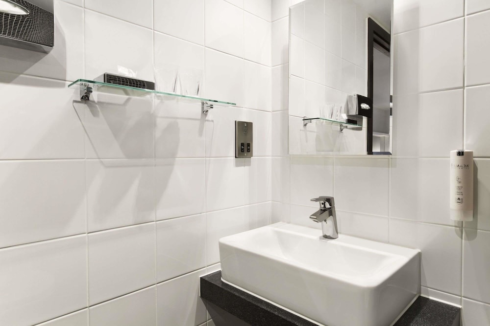 Ramada by Wyndham Oxford 13