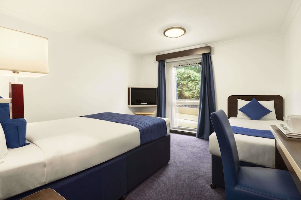 Ramada by Wyndham Oxford 7