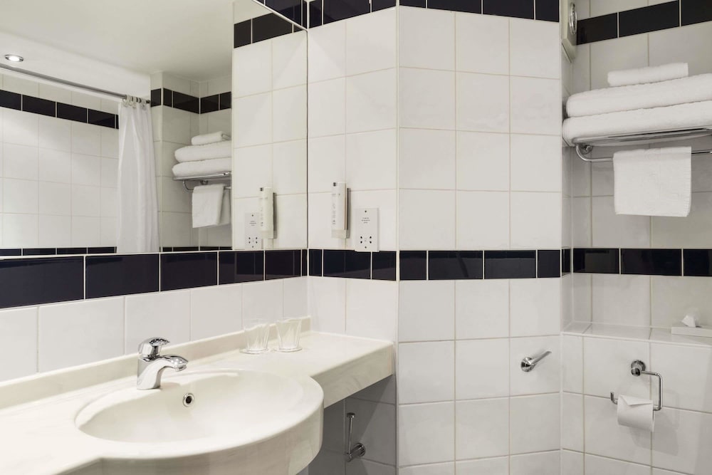 Ramada by Wyndham Oxford 15