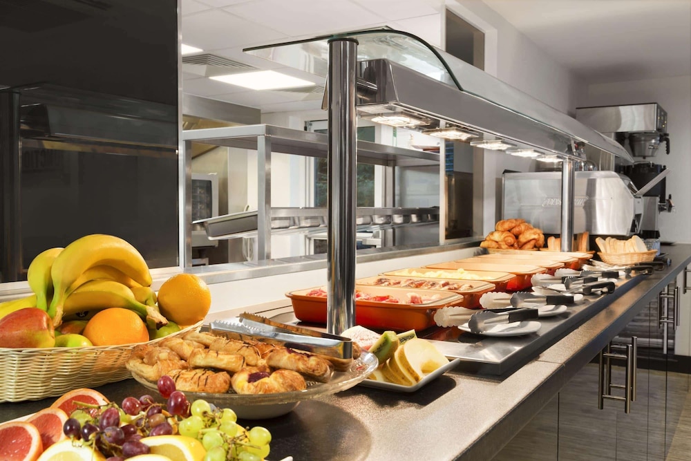 Ramada by Wyndham Oxford 19