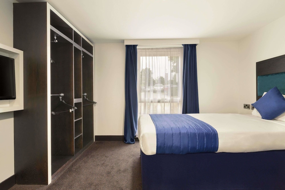 Ramada by Wyndham Oxford 4
