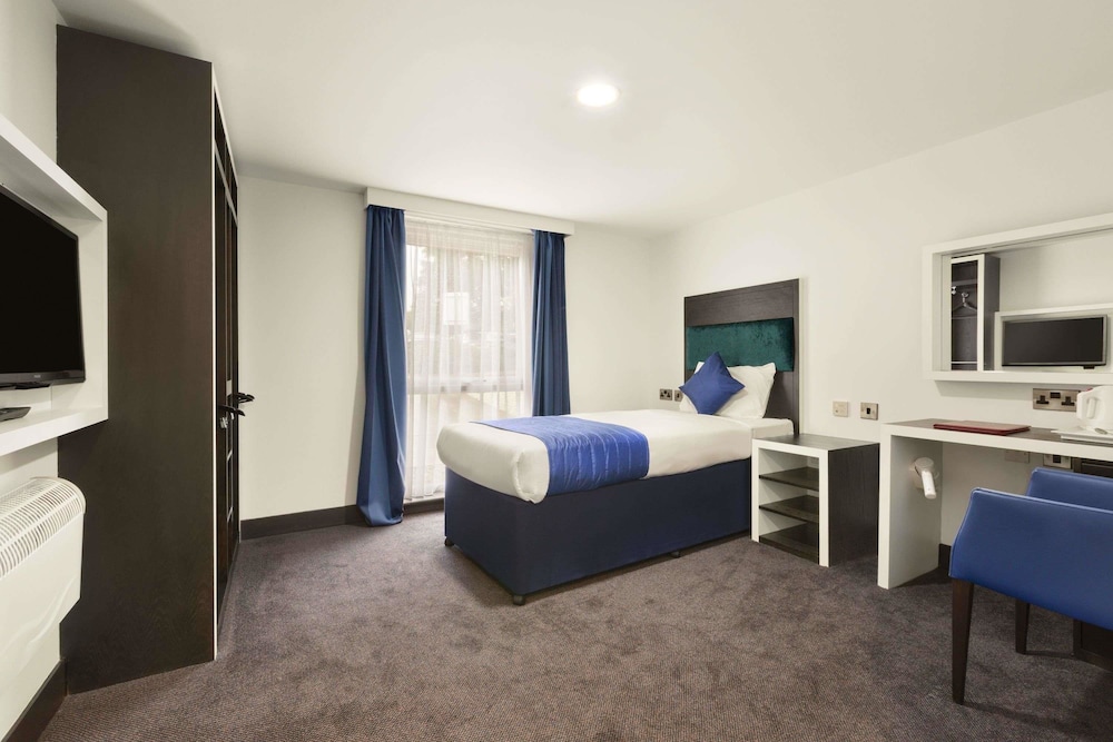 Ramada by Wyndham Oxford 6
