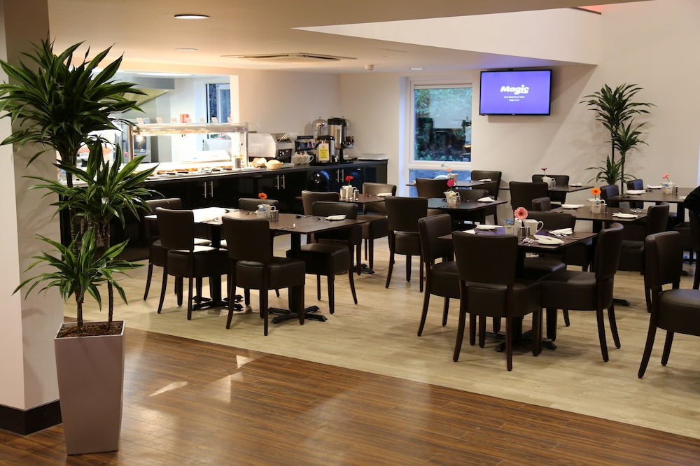 Ramada by Wyndham Oxford 17
