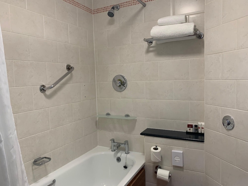 Savera Hotel South Ruislip 9