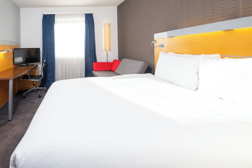 Holiday Inn Express Stevenage 12