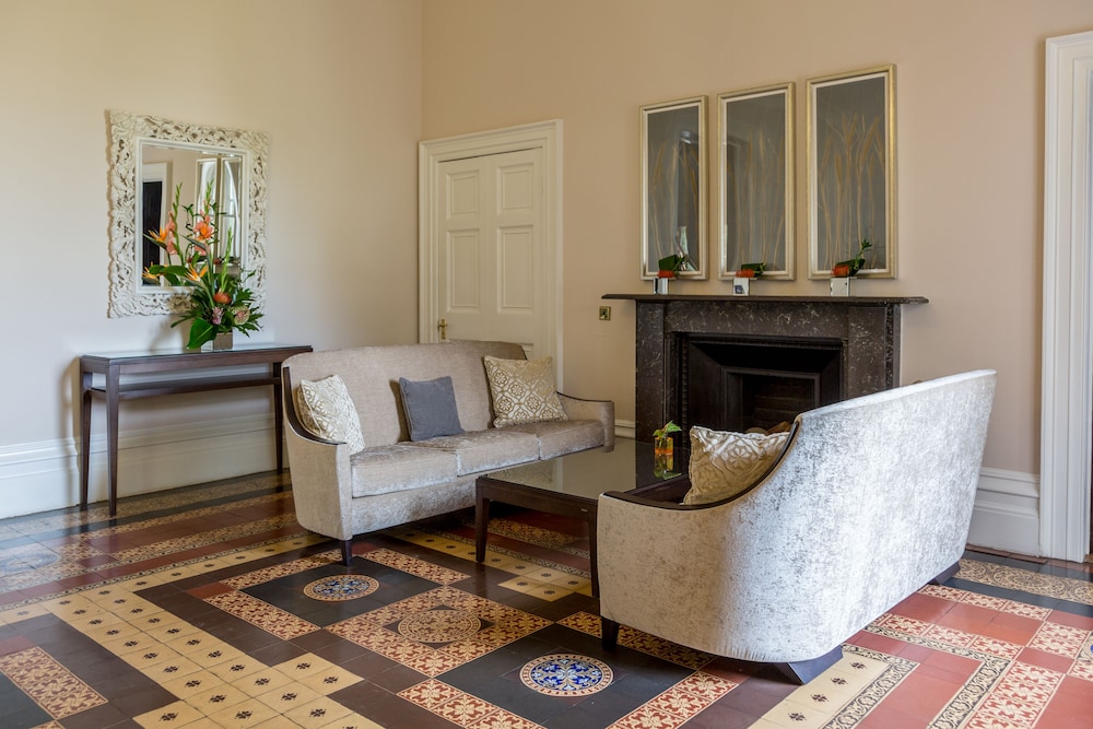 Oakley Hall Hotel 3
