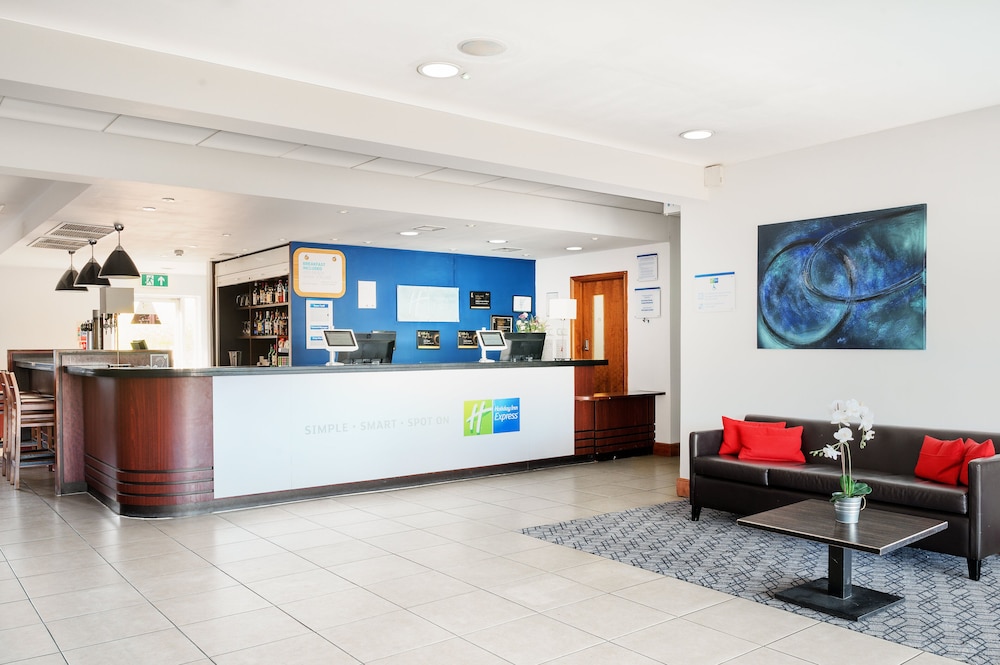 Holiday Inn Express Braintree 2