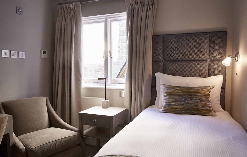 54 Queen’s Gate Hotel 9