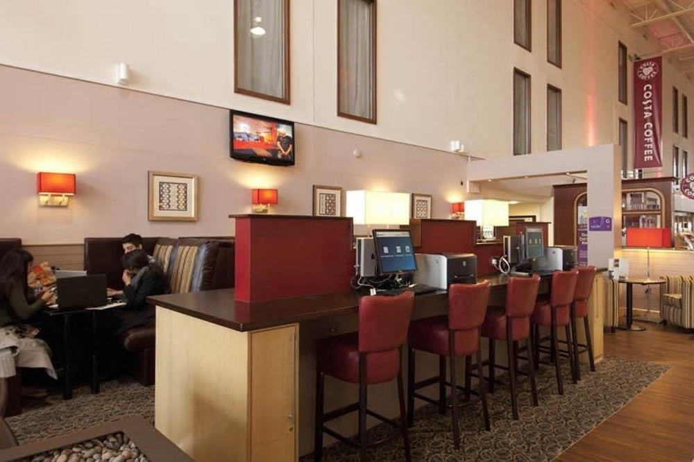 Premier Inn London Heathrow Airport Bath Road 2