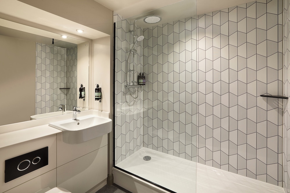 Premier Inn London Heathrow Airport Bath Road 24