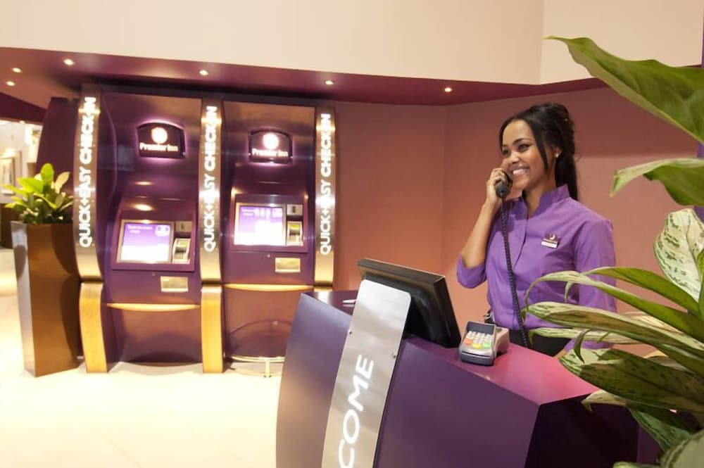 Premier Inn London Heathrow Airport Bath Road 11