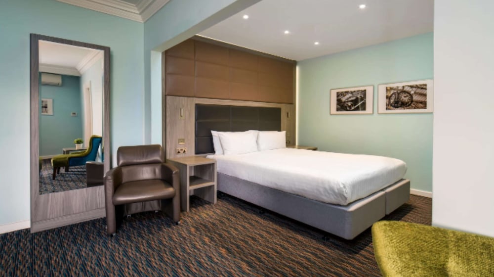 London Chigwell Prince Regent Hotel, BW Signature Collection 13
