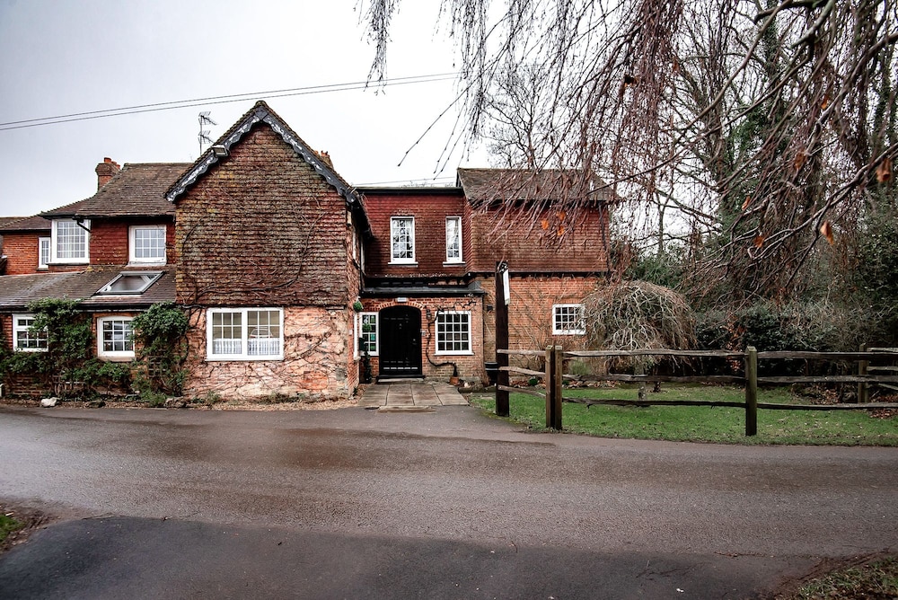 Trivelles Waterhall Country House 1