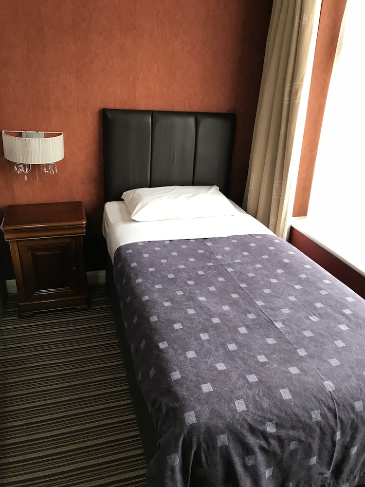 Warwick Lodge 18