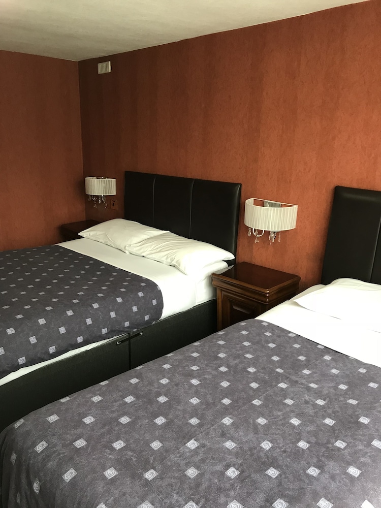 Warwick Lodge 14