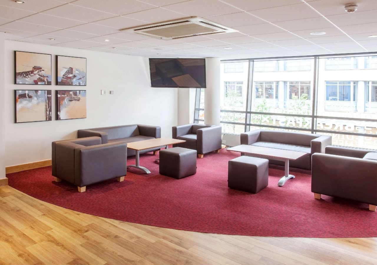 Travelodge Slough 12