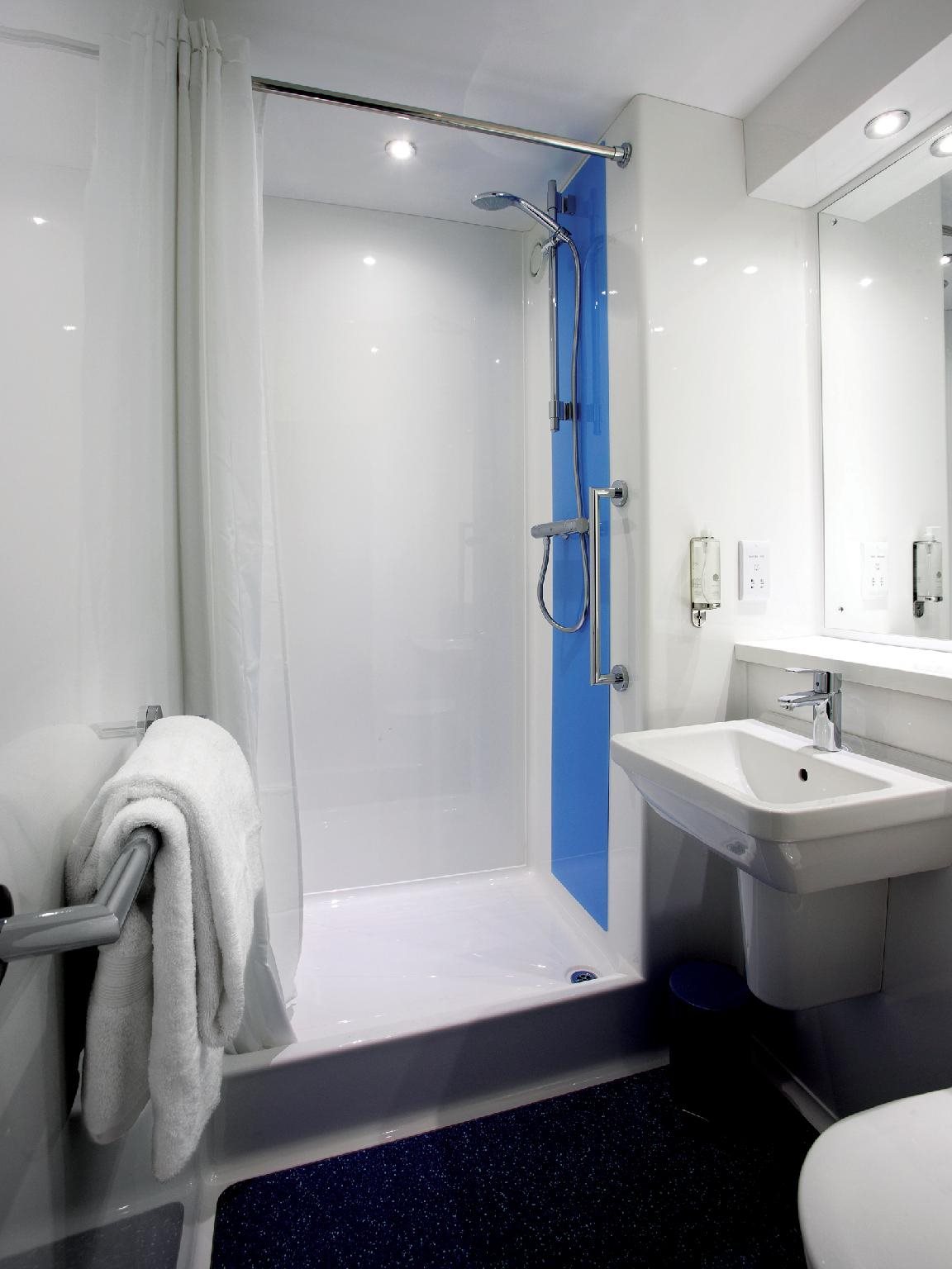 Travelodge Slough 15