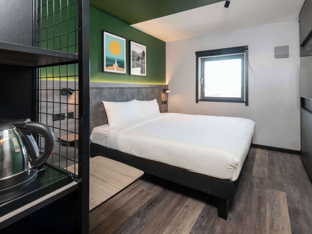 ibis Styles London Gatwick Airport 8